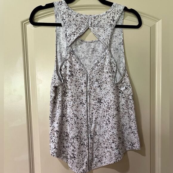 ATHLETA Sleevelesz Breezy Printed Cutout Tank Gray White Women’s Size Medium - Picture 4 of 8